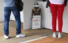 Рекламный плакат книги "Sapiens Краткая история человечества" на ежегодном российском книжном фестивале на Красной площади. Книжный фестиваль "Красная площадь 2020" приурочен к Дню русского языка и дню рождения Александра Сергеевича Пушкина. Место: Россия, Москва. Автор: Алексей Майшев/РИА Новости. Книжный фестиваль "Красная площадь". День первый