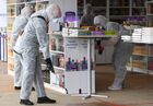 Дезинфекторы обеззараживают павильон на ежегодном российском книжном фестивале на Красной площади. Книжный фестиваль "Красная площадь 2020" приурочен к Дню русского языка и дню рождения Александра Сергеевича Пушкина. Место: Россия, Москва. Автор: Екатерина Чеснокова/РИА Новости. Книжный фестиваль "Красная площадь". День первый