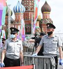 Сотрудники охраны на ежегодном российском книжном фестивале на Красной площади. Книжный фестиваль "Красная площадь 2020" приурочен к Дню русского языка и дню рождения Александра Сергеевича Пушкина. Место: Россия, Москва. Автор: Екатерина Чеснокова/РИА Новости. Книжный фестиваль "Красная площадь". День первый