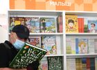 Посетитель на ежегодном российском книжном фестивале на Красной площади. Книжный фестиваль "Красная площадь 2020" приурочен к Дню русского языка и дню рождения Александра Сергеевича Пушкина. Место: Россия, Москва. Автор: Екатерина Чеснокова/РИА Новости. Книжный фестиваль "Красная площадь". День первый