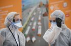 Сотрудницы санитарной службы на ежегодном российском книжном фестивале на Красной площади. Книжный фестиваль "Красная площадь 2020" приурочен к Дню русского языка и дню рождения Александра Сергеевича Пушкина. Место: Россия, Москва. Автор: Кирилл Каллиников/РИА Новости. Книжный фестиваль "Красная площадь". День первый