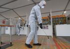 Сотрудники санитарной службы проводят дезинфекцию павильонов на ежегодном российском книжном фестивале на Красной площади. Книжный фестиваль "Красная площадь 2020" приурочен к Дню русского языка и дню рождения Александра Сергеевича Пушкина. Место: Россия, Москва. Автор: Кирилл Каллиников/РИА Новости. Книжный фестиваль "Красная площадь". День первый