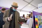 Посетитель на ежегодном российском книжном фестивале на Красной площади. Книжный фестиваль "Красная площадь 2020" приурочен к Дню русского языка и дню рождения Александра Сергеевича Пушкина. Место: Россия, Москва. Автор: Владимир Трефилов/РИА Новости. Книжный фестиваль "Красная площадь". День первый