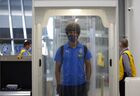 Игрок ФК "Крылья Советов" Сафаа Хади проходит через кабину дезинфекции при входе на стадион "Самара-Арена", где состоится матч 23-го тура чемпионата России по футболу среди клубов Премьер-лиги между командами ФК "Крылья Советов" (Самара) и ФК "Ахмат" (Грозный) со зрителями. Этим матчем возобновляется чемпионат России по футболу, который был приостановлен в середине марта из-за пандемии коронавируса.
Место: Россия, Самара. Автор: Анна Шаймарданова/РИА Новости. Футбол. РПЛ. Матч "Крылья Советов" - "Ахмат"