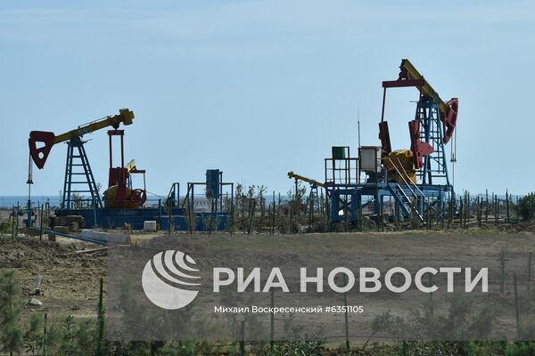 Добыча нефти в пригороде Баку