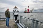 Судно-трубоукладчик "Фортуна" покидает порт Висмар