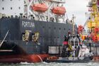 Судно-трубоукладчик "Фортуна" покидает порт Висмар