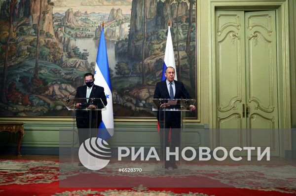 Переговоры министров иностранных дел РФ и Гондураса С. Лаврова и Л. Банегаса