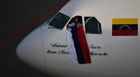 Пилот вывешивает российский флаг в окне самолета Airbus A340-300, следующего рейсом из Каракаса в Москву, после посадки в аэропорту Внуково. Венесуэльская авиакомпания Conviasa запустила прямые рейсы между Венесуэлой и Россией. Место: Россия, Москва. Автор: Максим Блинов/РИА Новости. ФОТО НЕДЕЛИ