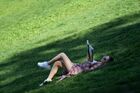 Девушка отдыхает в Центральном парке культуры и отдыха имени Горького в Казани в жаркую погоду. 18 мая в городе зафиксирована температура +33 градуса Цельсия. Место: Россия, Республика Татарстан, Казань. Автор: Максим Богодвид. Жаркая погода в регионах России