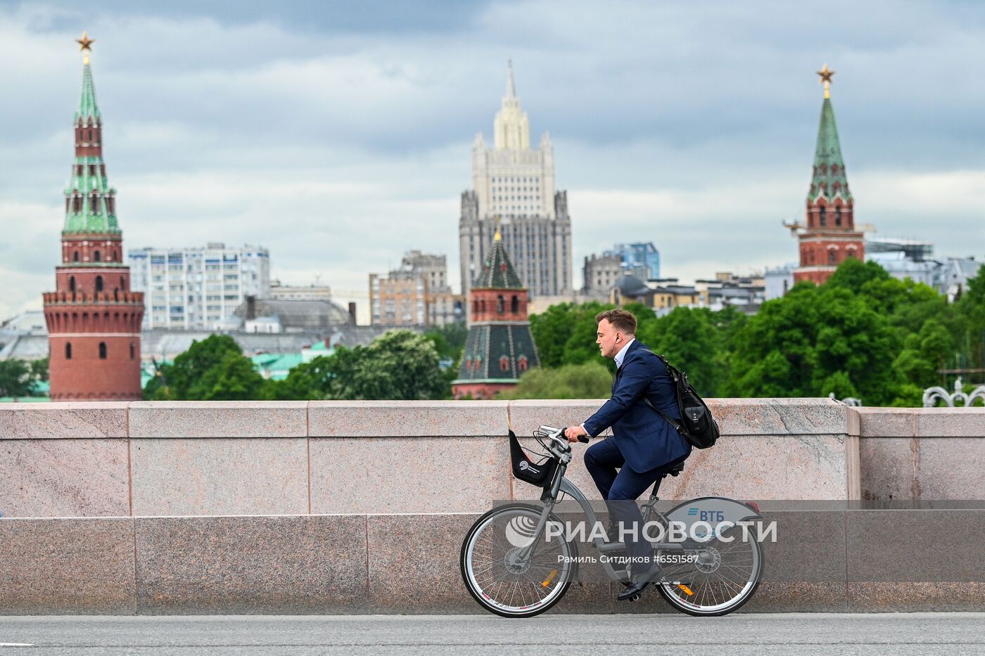 Мужчина едет на велосипеде на Большом Москворецком мосту в Москве. Место: Россия, Москва. Автор: Рамиль Ситдиков/РИА Новости. Акция "На работу на велосипеде"