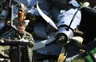 Сотрудники Следственного комитета России и правоохранительных органов работают на месте крушения самолета Л-410 в Кемеровской области. Есть погибшие и пострадавшие. Причиной крушения, по информации Западно-сибирской транспортной прокуратуры, стал отказ одного из двигателей, в результате чего при заходе на посадку самолет зацепил деревья. Рекадрированный. Место: Россия, Кемеровская область. Автор: Александр Кряжев/РИА Новости. Фото недели