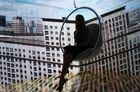 Девушка в подвесном кресле на выставке в рамках форума Moscow Urban Forum 2021 в парке "Зарядье" в Москве. Место: Россия, Москва. Автор: Илья Питалев/РИА Новости. Moscow Urban Forum 2021