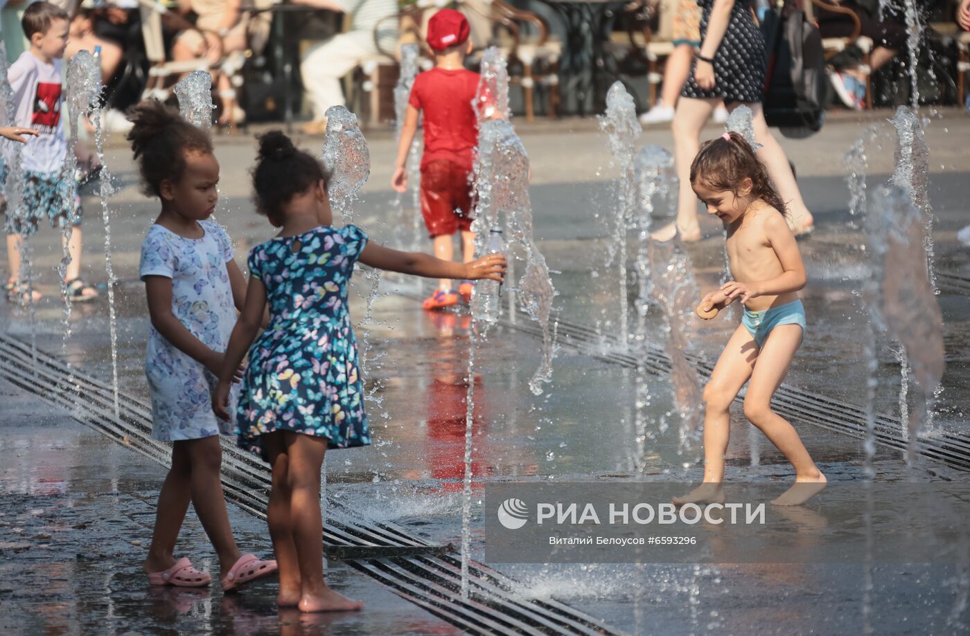Дети играют в жаркую погоду у Сухого фонтана в Парке искусств Музеон в Москве.
Место: Россия, Москва. Автор: Виталий Белоусов/РИА Новости. Отдых горожан в Москве