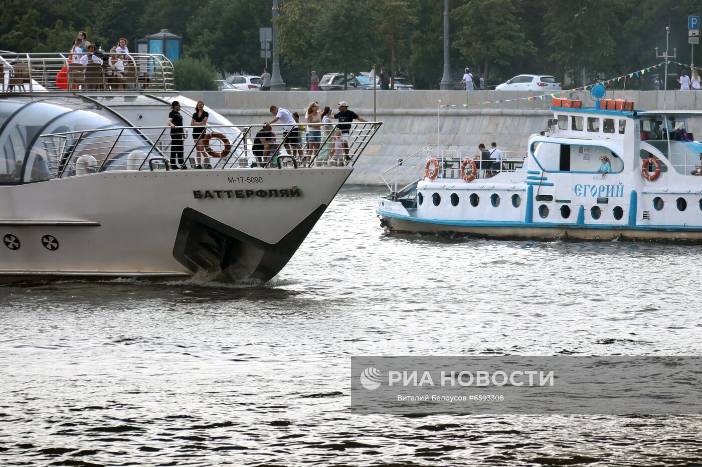 Отдыхающие на прогулочных теплоходах на Москва-реке у Крымского моста в Москве.
Место: Россия, Москва. Автор: Виталий Белоусов/РИА Новости. Отдых горожан в Москве