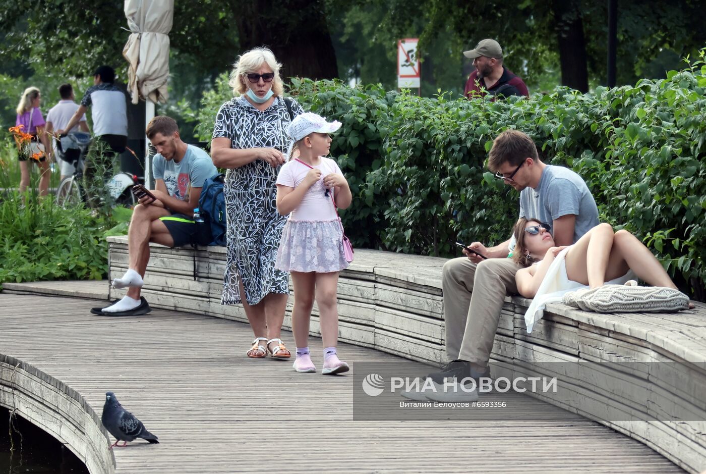 Отдыхающие в Центральном парке культуры и отдыха им. Горького в Москве. Место: Россия, Москва. Автор: Виталий Белоусов/РИА Новости. Отдых горожан в Москве