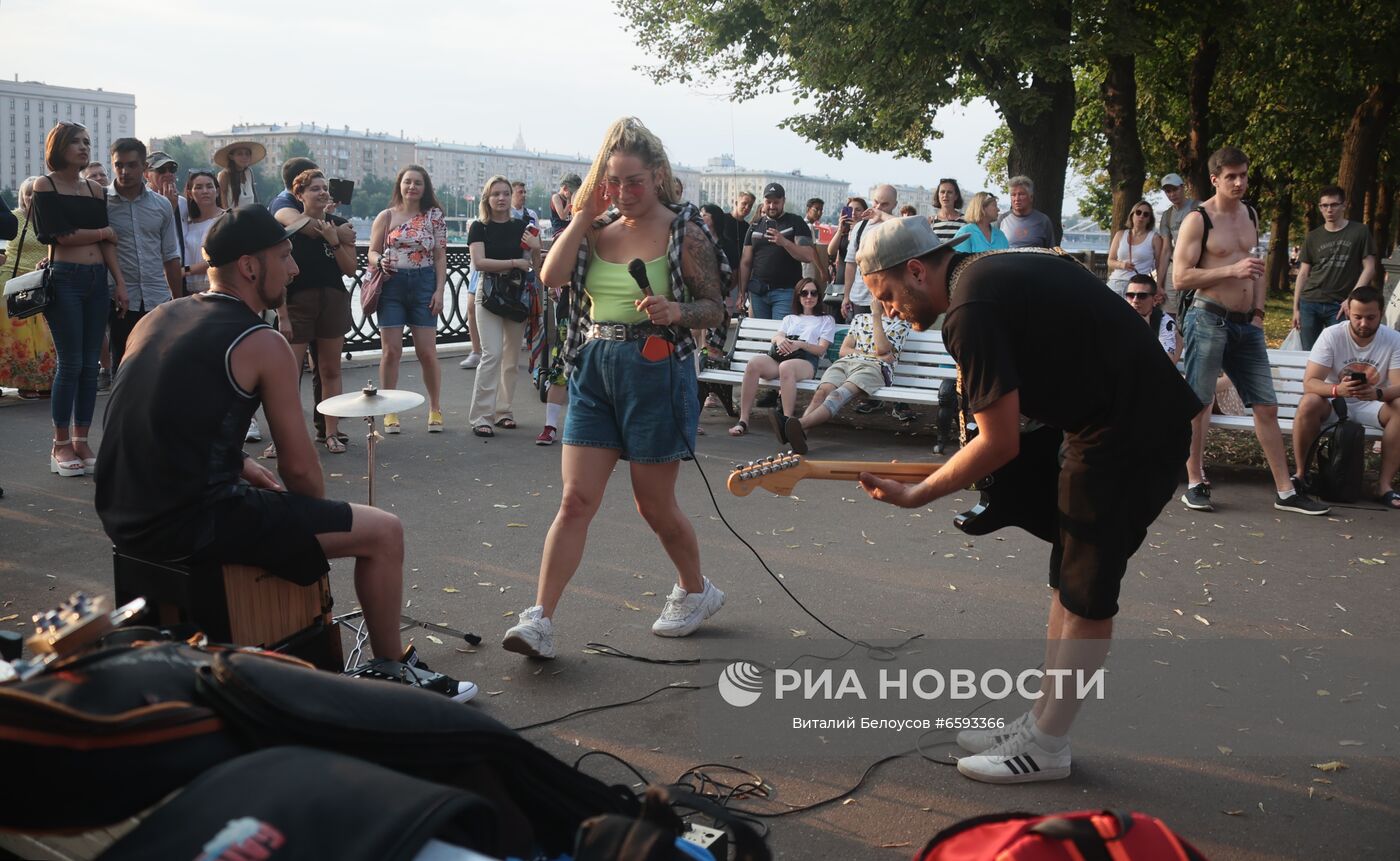 Уличные музыканты в Центральном парке культуры и отдыха им. Горького в Москве. Место: Россия, Москва. Автор: Виталий Белоусов/РИА Новости. Отдых горожан в Москве