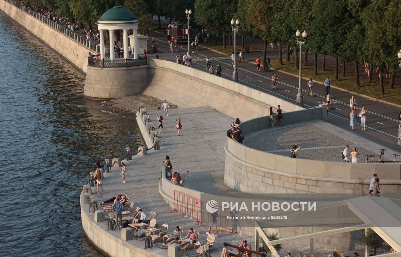 Отдыхающие в выходной день на Пушкинской набережной в Центральном парке культуры и отдыха им. Горького. Место: Россия, Москва. Автор: Виталий Белоусов/РИА Новости. Отдых горожан в Москве