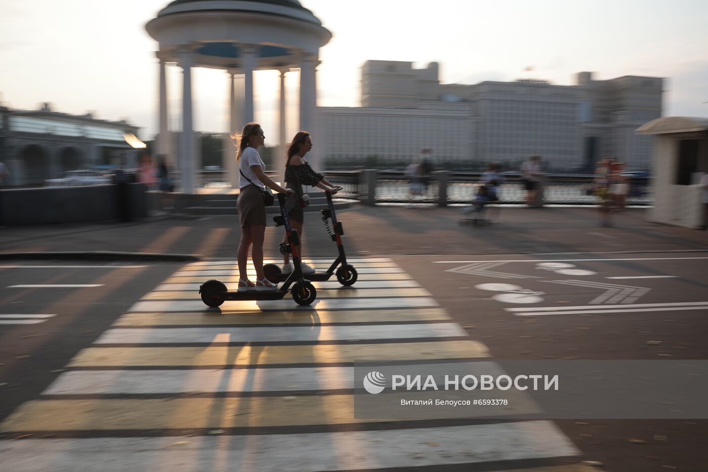 Девушки катаются на самокатах у Ротонды на Пушкинской набережной в Центральном парке культуры и отдыха им. Горького. Место: Россия, Москва. Автор: Виталий Белоусов/РИА Новости. Отдых горожан в Москве