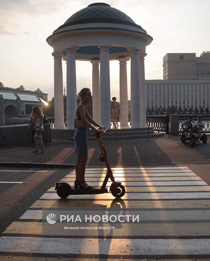Девушка катается на самокате у Ротонды на Пушкинской набережной в Центральном парке культуры и отдыха им. Горького. Место: Россия, Москва. Автор: Виталий Белоусов/РИА Новости. Отдых горожан в Москве