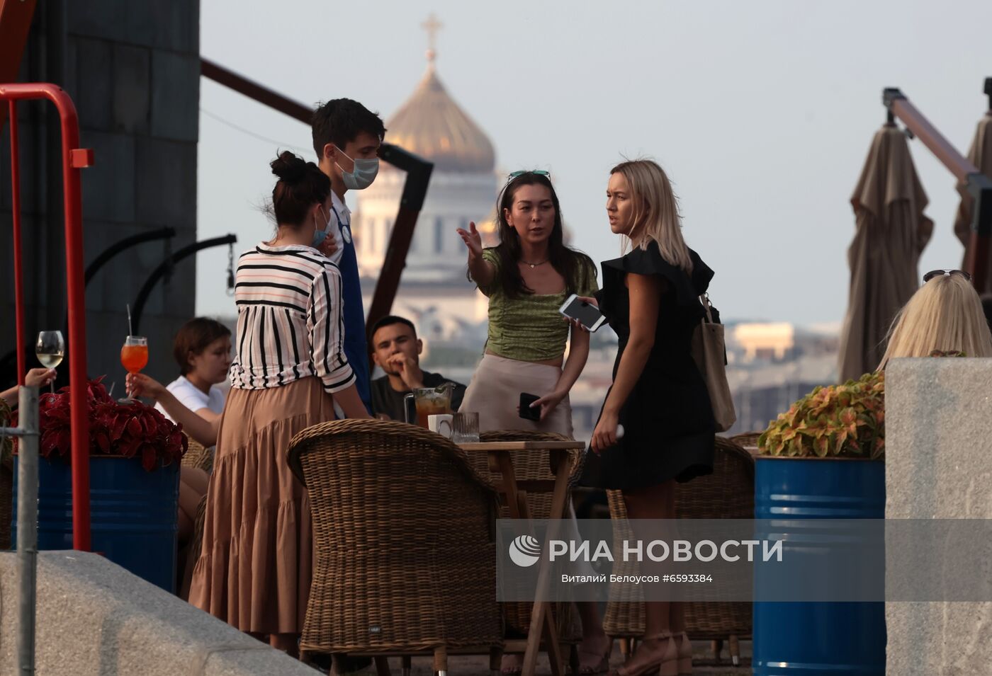 Молодые люди отдыхают на веранде кафе в Центральном парке культуры и отдыха им. Горького в Москве. Место: Россия, Москва. Автор: Виталий Белоусов/РИА Новости. Отдых горожан в Москве