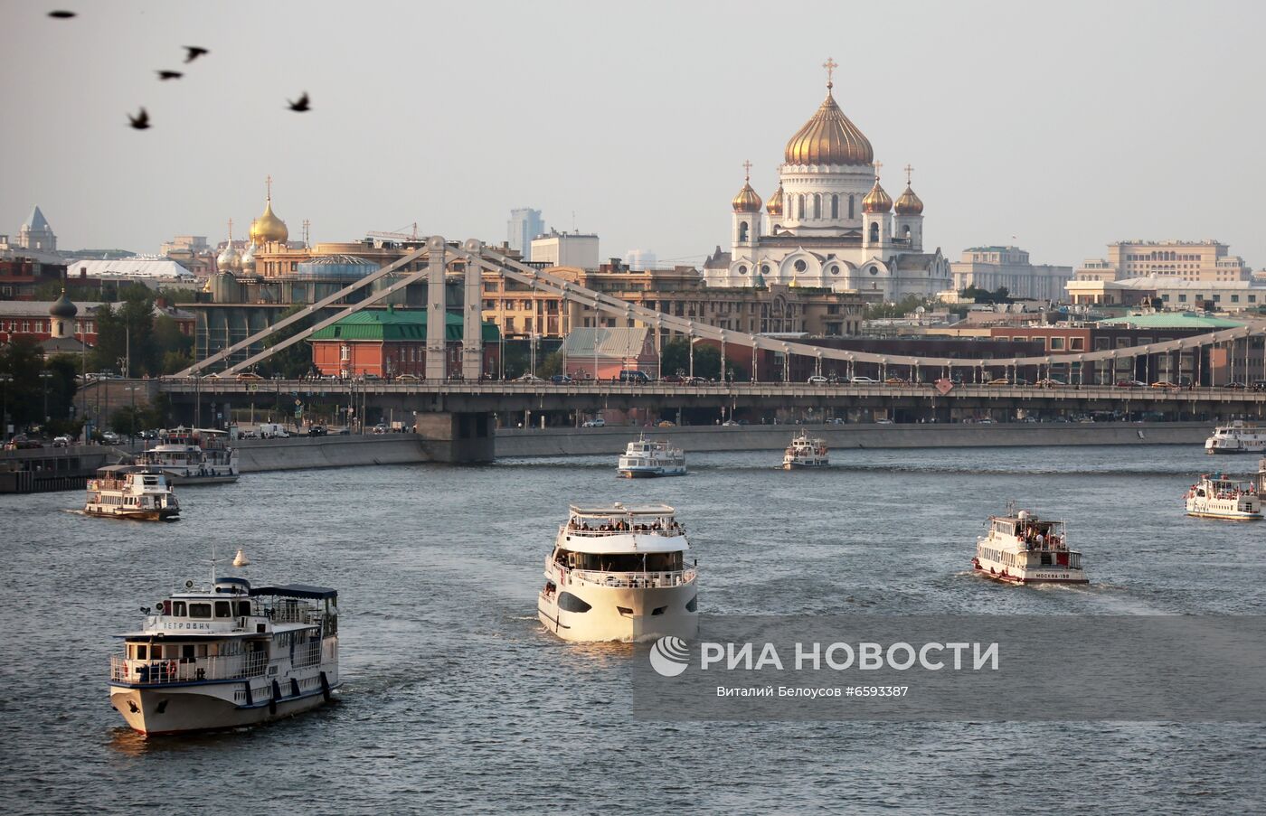 Отдыхающие на прогулочных теплоходах на Москва-реке у Крымского моста в Москве.
Место: Россия, Москва. Автор: Виталий Белоусов/РИА Новости. ФОТО НЕДЕЛИ