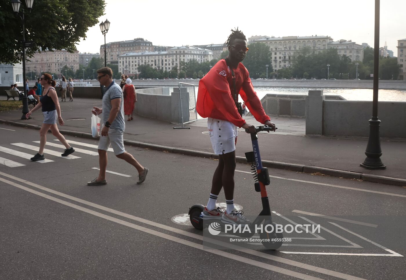 Отдыхающие на Пушкинской набережной в Центральном парке культуры и отдыха им. Горького. Место: Россия, Москва. Автор: Виталий Белоусов/РИА Новости. Отдых горожан в Москве