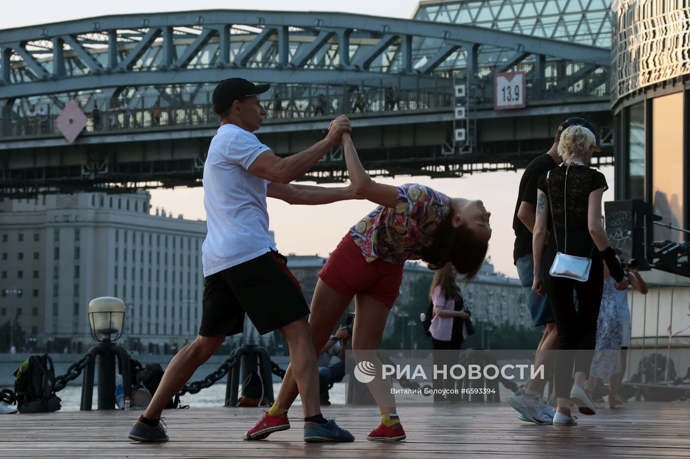 Отдыхающие на открытии танцевального сезона на Пушкинской набережной в Центральном парке культуры и отдыха им. Горького. Место: Россия, Москва. Автор: Виталий Белоусов/РИА Новости. Отдых горожан в Москве