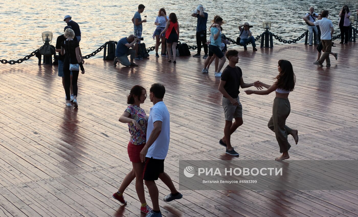 Отдыхающие на открытии танцевального сезона на Пушкинской набережной в Центральном парке культуры и отдыха им. Горького. Место: Россия, Москва. Автор: Виталий Белоусов/РИА Новости. Отдых горожан в Москве