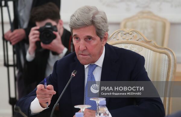 Встреча главы МИД РФ С. Лаврова и спецпредставителя президента США по вопросом климата Дж. Керри
