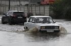 Автомобили во время наводнения в городе Шилка. В результате паводков подтопленными оказались несколько населённых пунктов, расположенных в русле реки Кия. Разрушено 11 мостов. В районном центре Шилке было затоплено 550 жилых домов. Место: Россия, Забайкальский край. Автор: Евгений Епанчинцев. Паводки в Забайкальском крае
