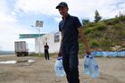 МЧС России организовало раздачу гуманитарной помощи жителям пострадавшего от наводнения города Шилка. В результате паводков подтопленными оказались несколько населённых пунктов, расположенных в русле реки Кия. Разрушено 11 мостов. В районном центре Шилке было затоплено 550 жилых домов. Место: Россия, Забайкальский край. Автор: Евгений Епанчинцев. Паводки в Забайкальском крае