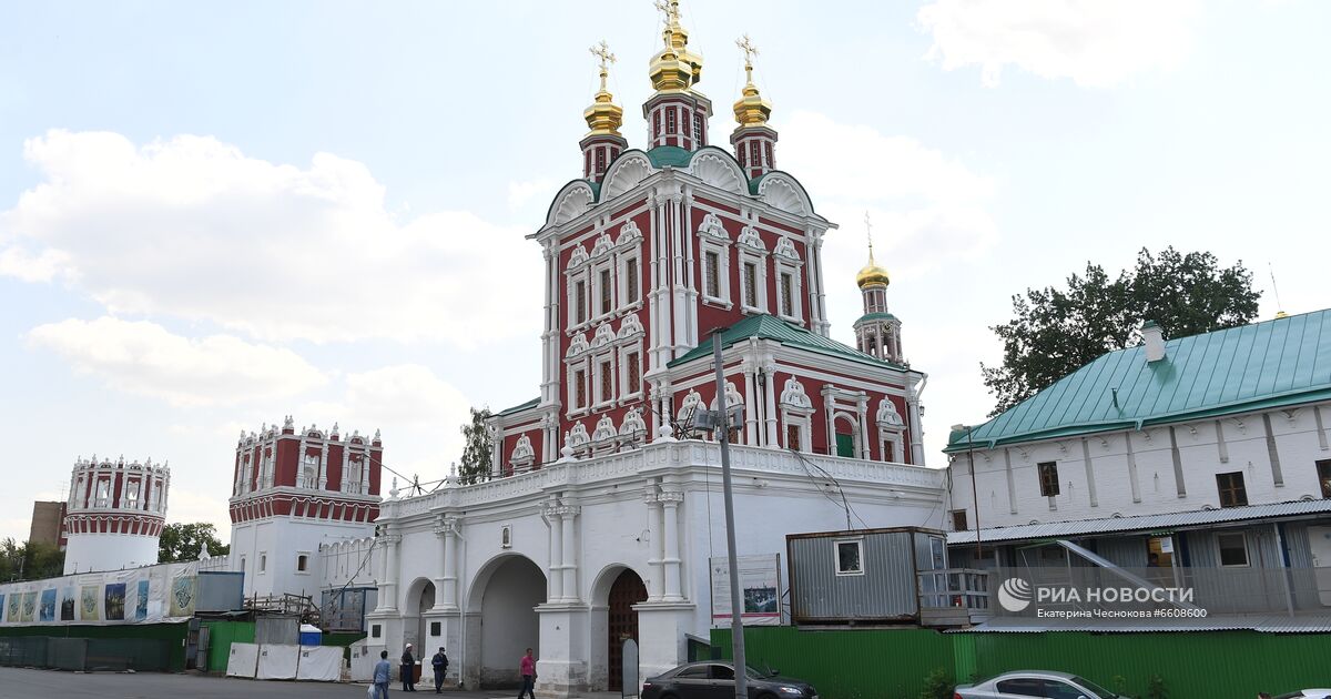 Ансамбль новодевичьего монастыря входит в юнеско. Памятник на территории новодевичьего монастыря. реставрационные работы в новодевичьем монастыре. дерево на территории новодевичьего монастыря. основан новодевичий монастырь в москве территория.