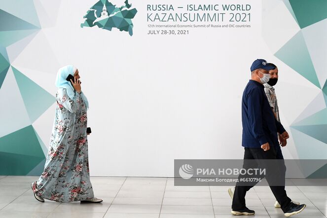 Посетиители на XII Международном экономическом саммите "Россия – Исламский мир: KazanSummit 2021" в Казани. Место: Россия, Республика Татарстан, Казань. Автор: Максим Богодвид/РИА Новости. XII Международный экономический саммит "Россия – Исламский мир: KazanSummit 2021"