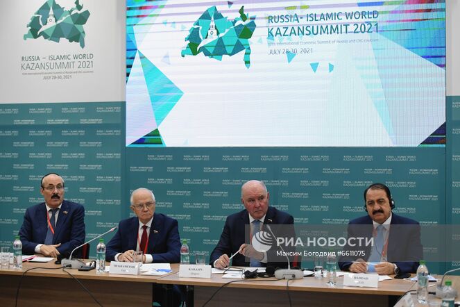 Постоянный представитель Российской Федерации при Организации исламского сотрудничества Рамазан Абдулатипов, заместитель председателя комитета по международным делам Совета Федерации РФ Фарит Мухаметшин, председатель комитета Совета Федерации РФ по международным делам Григорий Карасин (слева направо) во время круглого стола "Современный нетворкинг: круглый стол по межрегиональному сотрудничеству" в рамках XII Международного экономического саммита "Россия – Исламский мир: KazanSummit 2021" в Казани. Место: Россия, Республика Татарстан, Казань. Автор: Максим Богодвид/РИА Новости. XII Международный экономический саммит "Россия – Исламский мир: KazanSummit 2021"