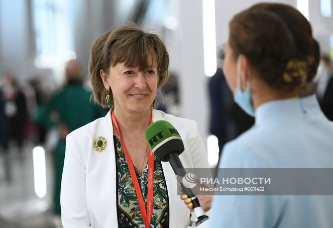 Генеральный директор Российского экспортного центра (РЭЦ) Вероника Никишина дает интервью журналисту телеканала RT (Russia Today) на Международном экономическом саммите "Россия – Исламский мир: KazanSummit 2021" в Казани. Место: Россия, Республика Татарстан, Казань. Автор: Максим Богодвид/РИА Новости. XII Международный экономический саммит "Россия – Исламский мир: KazanSummit 2021"