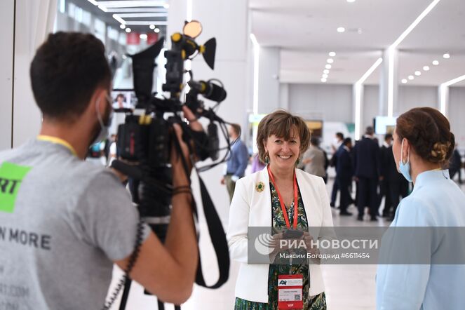 Генеральный директор Российского экспортного центра (РЭЦ) Вероника Никишина дает интервью журналисту телеканала RT (Russia Today) на Международном экономическом саммите "Россия – Исламский мир: KazanSummit 2021" в Казани. Место: Россия, Республика Татарстан, Казань. Автор: Максим Богодвид/РИА Новости. XII Международный экономический саммит "Россия – Исламский мир: KazanSummit 2021"
