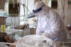 Медицинский работник и пациентка в отделении реанимации и интенсивной терапии в клинической больнице скорой помощи №15 в Волгограде. Место: Россия, Волгоград. Автор: Кирилл Брага/РИА Новости. Фото недели