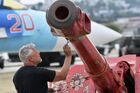 Мужчина расписывает артиллерийское оружие во время Международного военно-технического форума "Армия-2021" в парке "Патриот" в Севастополе. Место: Россия, Севастополь. Автор: Константин Михальчевский/РИА Новости. Форум "Армия-2021" в регионах России