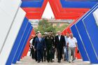 Губернатор Севастополя Михаил Развожаев, командующий войсками Южного военного округа, генерал армии Александр Дворников, глава Республики Крым Сергей Аксенов (слева направо) во время Международного военно-технического форума "Армия-2021" в парке "Патриот" в Севастополе. Место: Россия, Севастополь. Автор: Константин Михальчевский/РИА Новости. Форум "Армия-2021" в регионах России