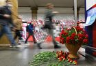 Цветы на станции московского метрополитена "Парк культуры" в память о жертвах теракта 29 марта 2010 года в День солидарности в борьбе с терроризмом. Место: Россия, Москва. Автор: Максим Блинов. ФОТО НЕДЕЛИ