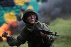 Военнослужащий Западного военного округа во время показательных занятий на полигоне "Головеньки" Кантемировской танковой дивизии в Московской области в преддверии Дня Сухопутных войск. Место: Россия, Московская область. Автор: Максим Блинов. ФОТО НЕДЕЛИ