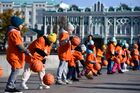 Болельщики БК УГМК во время установки рекорда России по массовому одновременному ведению баскетбольного мяча на набережной реки Исеть в Екатеринбурге. Место: Россия, Свердловская область, Екатеринбург. Автор: Павел Лисицын/РИА Новости. Фото недели