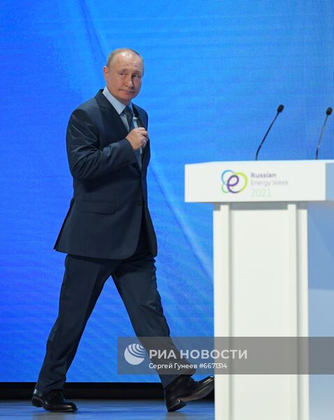 Президент РФ В. Путин принял участие в пленарном заседании форума "Российская энергетическая неделя"