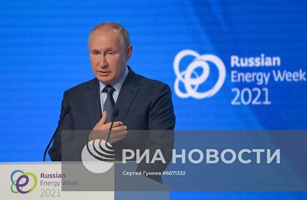 Президент РФ В. Путин принял участие в пленарном заседании форума "Российская энергетическая неделя"