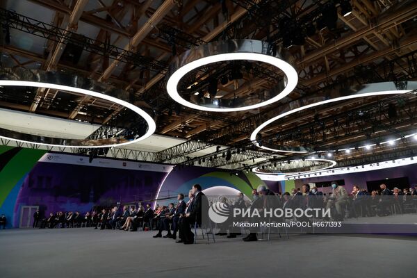 Президент РФ В. Путин принял участие в пленарном заседании форума "Российская энергетическая неделя"
