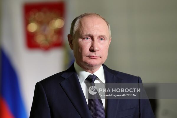 Президент РФ В. Путин поздравил сотрудников и ветеранов таможенных органов России