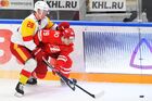 Игрок ХК "Спартак" Иван Дроздов (справа) и игрок ХК "Йокерит" Отто Лескинен в матче регулярного чемпионата Континентальной хоккейной лиги между ХК "Спартак" (Россия, Москва) и ХК "Йокерит" (Финляндия, Хельсинки). Место: Россия, Москва. Автор: Павел Бедняков/РИА Новости. Хоккей. КХЛ. Матч "Спартак" - "Йокерит"