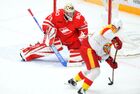 Вратарь ХК "Спартак" Оскар Данск (слева) в матче регулярного чемпионата Континентальной хоккейной лиги между ХК "Спартак" (Россия, Москва) и ХК "Йокерит" (Финляндия, Хельсинки). Место: Россия, Москва. Автор: Павел Бедняков/РИА Новости. Хоккей. КХЛ. Матч "Спартак" - "Йокерит"