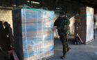 Разгрузка лекарственных препаратов и медицинских изделий гуманитарного конвоя МЧС России в Донецке. Этим конвоем из России в Донецк также доставлены 250 тыс. доз вакцины от коронавируса "Спутник Лайт". Место: Украина, Донецк. Автор: Сергей Аверин/РИА Новости. 104-й гуманитарный конвой МЧС России прибыл в Донецк